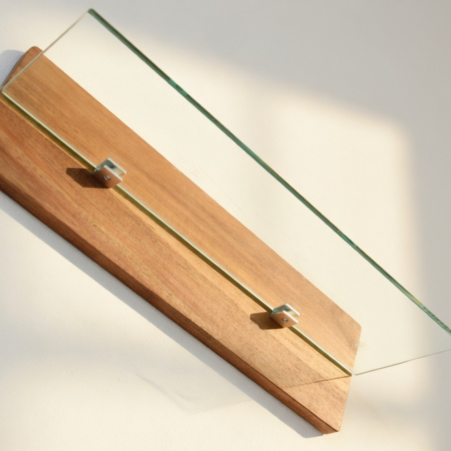 Elegantes Wandregal